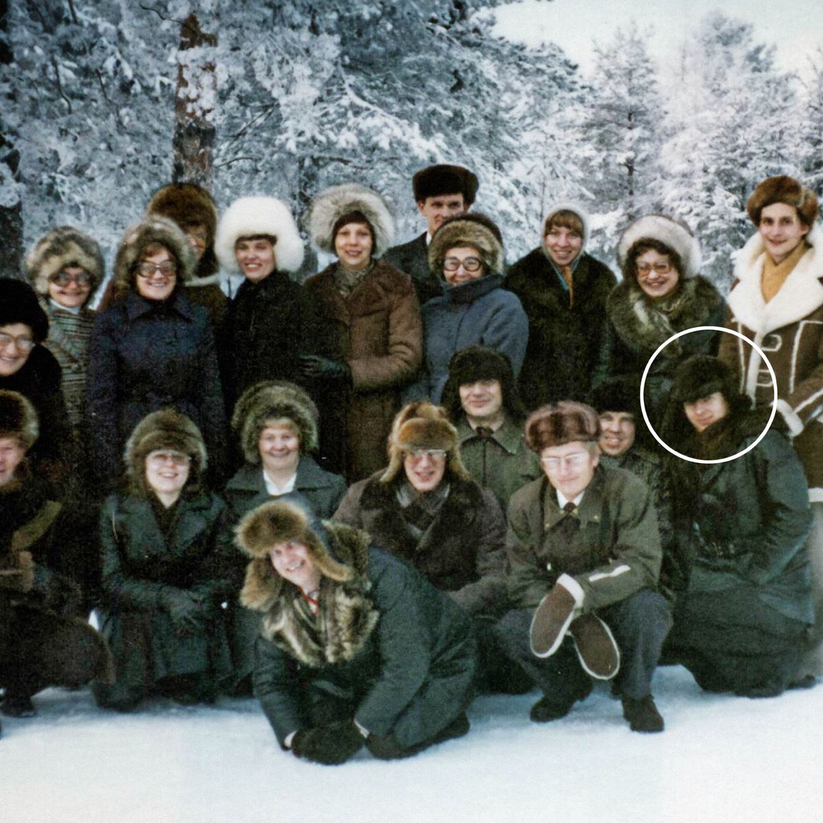 Ni Erkki ken dagiti kaklasena iti Pioneer Service School nga adda iti ruar bayat ti winter. Nakabadoda amin iti napuskol ken nakakallugongda.