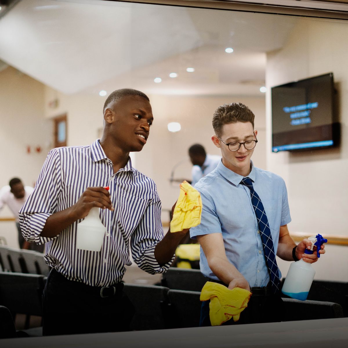 Dua a brother nga agdaldalus iti tawa ti Kingdom Hall.