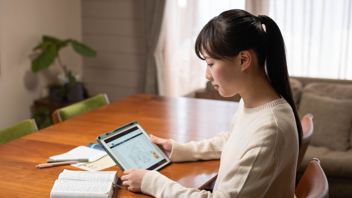 Agtutubo a sister a madama ti personal a panagadalna. Nakalukat ti Bibliana ken buybuyaenna ti maysa a whiteboard animation video iti tablet-na.