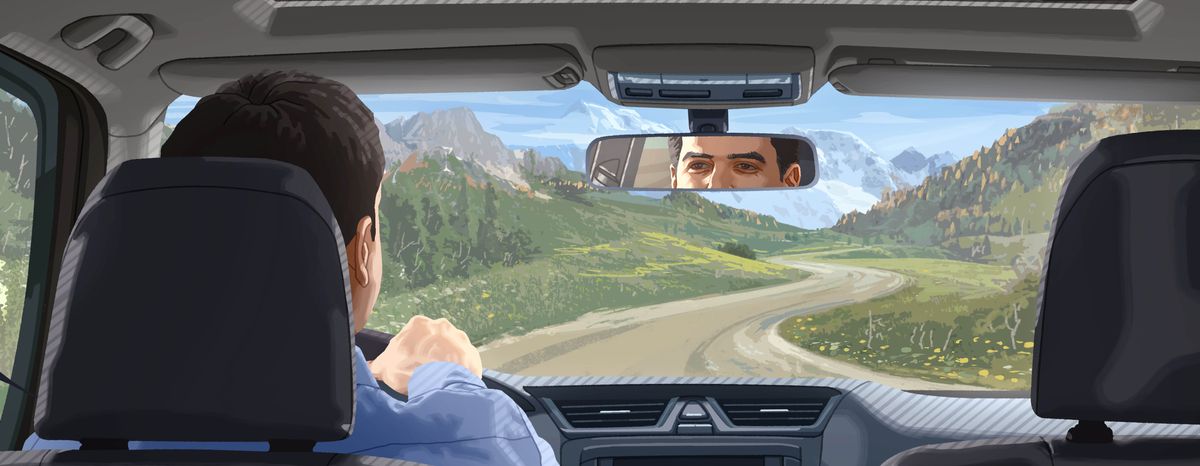 Lalaki a nangtaldiap iti rearview mirror bayat nga agmanmaneho.