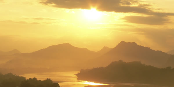 Matahari terbenam di balik pegunungan 