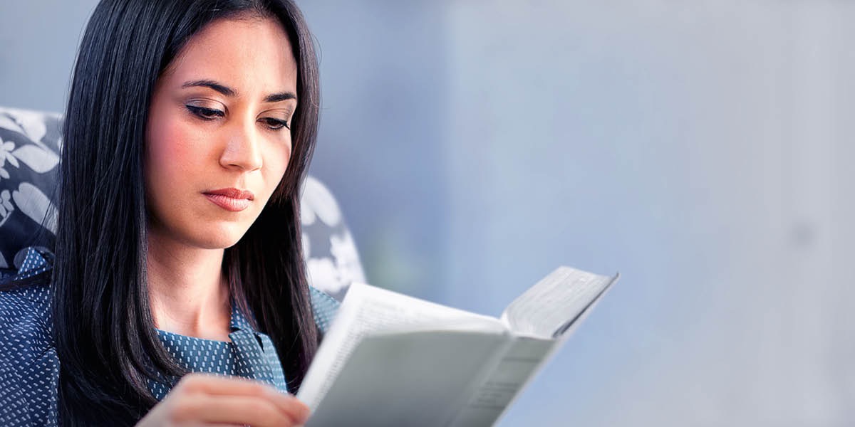 Seorang wanita membaca Alkitab.