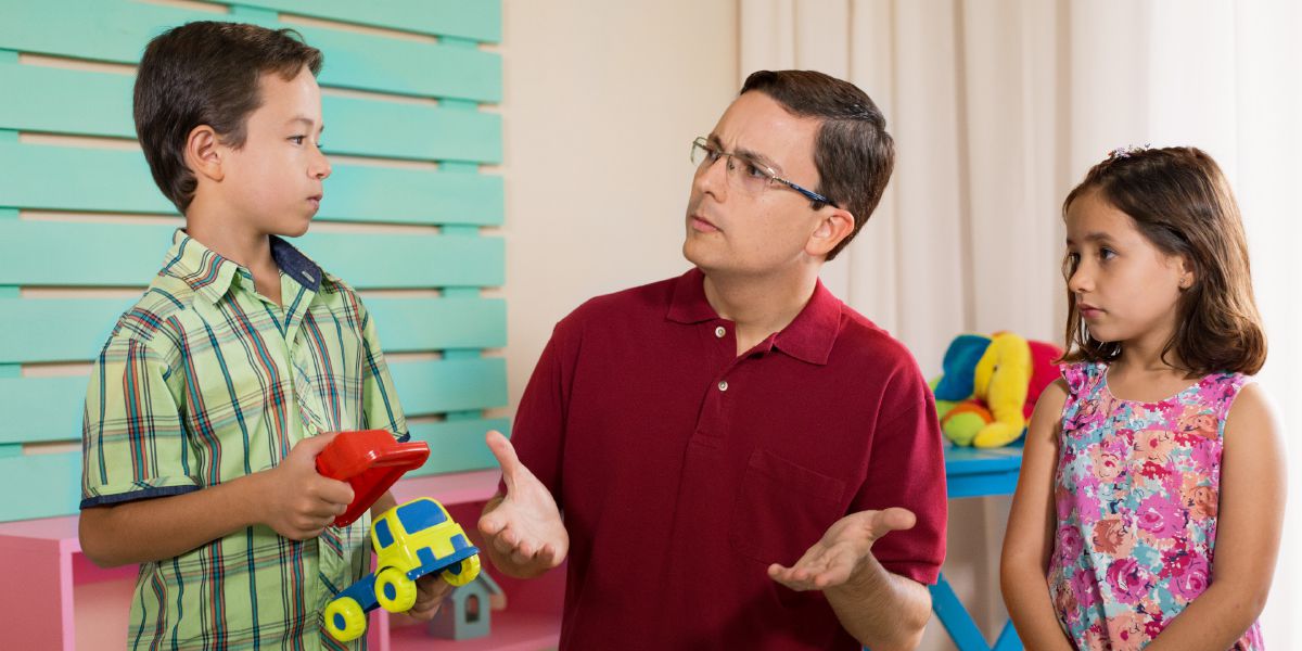 Seorang ayah menasihati anaknya dengan lembut