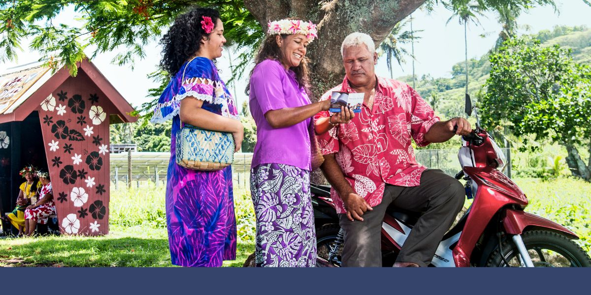 Saksi Yehuwa mengundang seorang pria ke perhimpunan