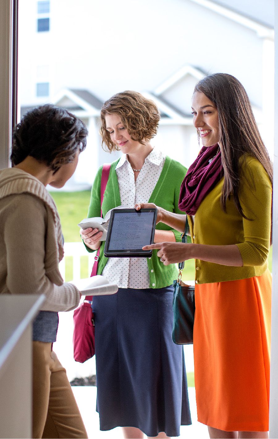 Dua saudari melakukan kunjungan kembali dan memutar video