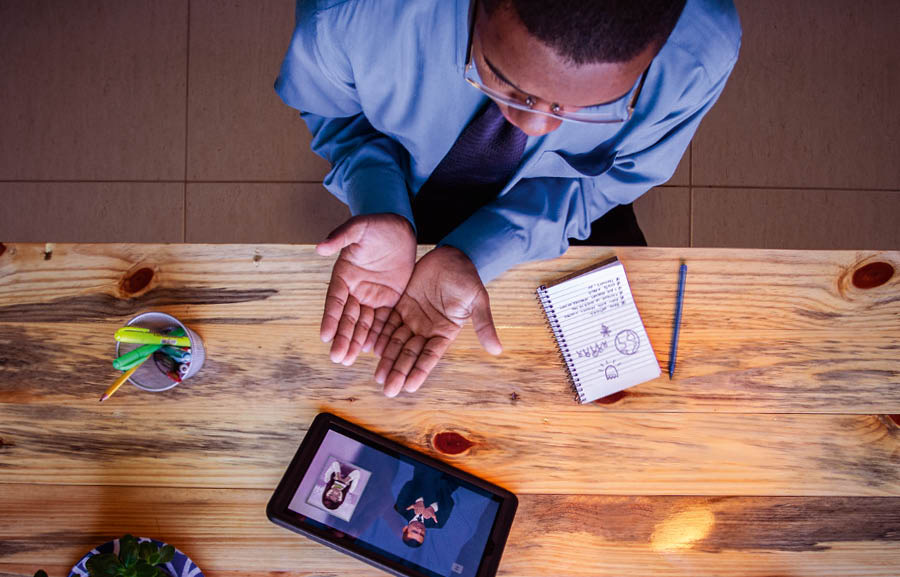 Saudara muda itu mempersiapkan ayat dan menulis apa yang mau dia sampaikan untuk kesaksian telepon.