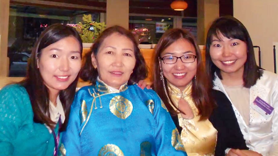 Adegan dari video ’Tiga Kakak Beradik di Mongolia’. Tiga kakak beradik yang merintis itu bersama ibu mereka.