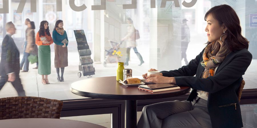 Seorang wanita mengamati dua saudari berpakaian rapi yang memberi kesaksian dengan rak beroda