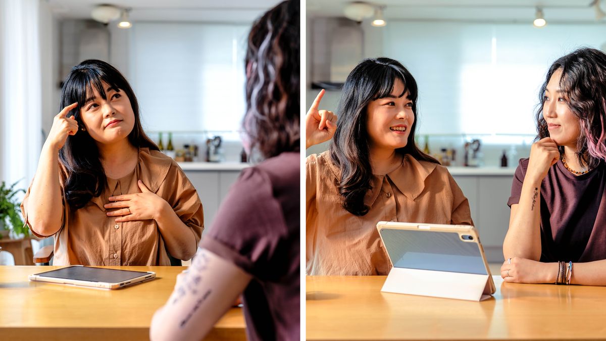 Pasangan suami istri di gambar sebelumnya membahas brosur ”Hidup Bahagia Selamanya!” dengan pria itu di rumahnya. Di dekat mereka, ada pohon Natal.