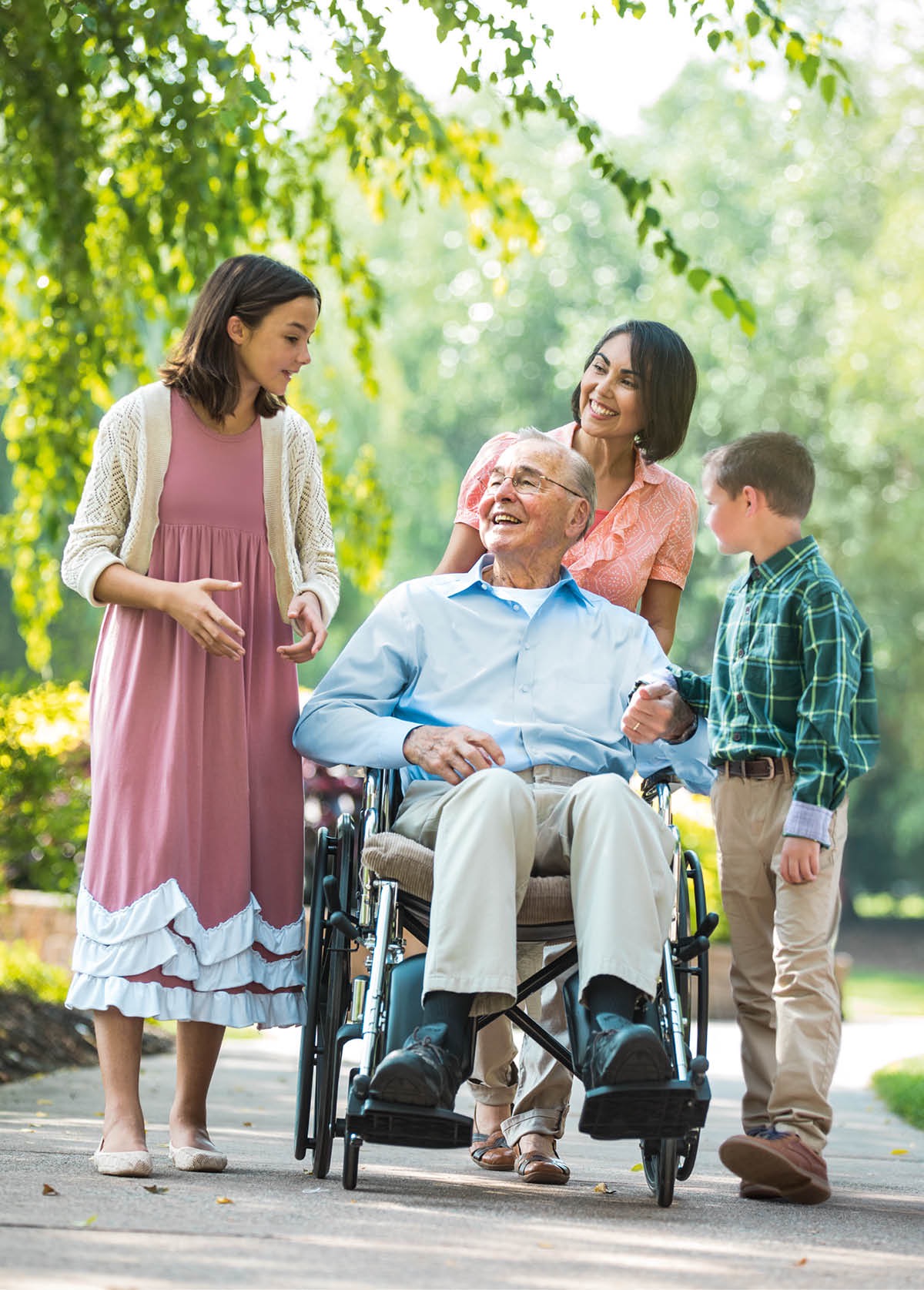 Seorang pria yang duduk di kursi roda ditemani teman dan keluarga yang menyayanginya