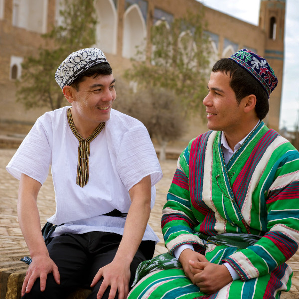 Tveir menn í þjóðlegum klæðnaði frá Úsbekistan.