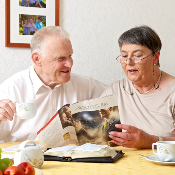 Roswitha og eiginmaður hennar við biblíunám