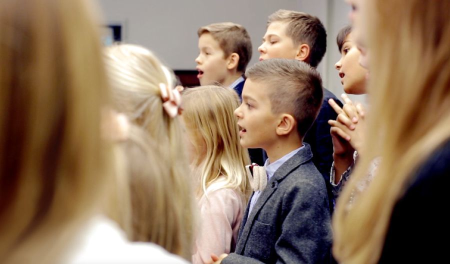 Bambini che cantano in un coro