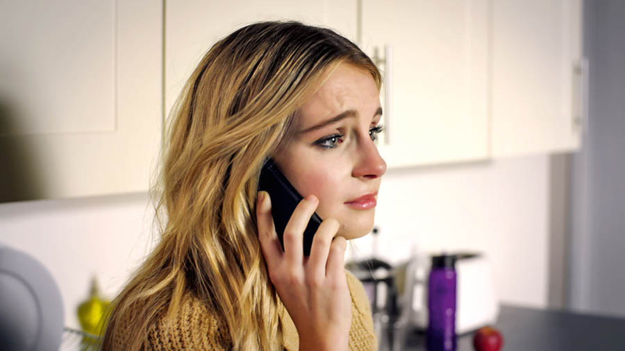 Una scena del video “Aiutiamo chi studia con noi a stringere una forte amicizia con Geova”. Giada è tesa e triste mentre parla al telefono.