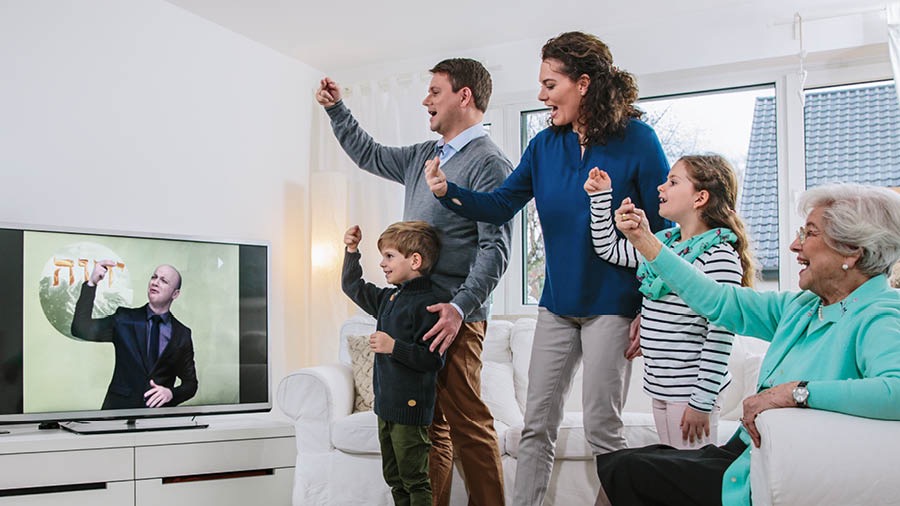 Una famiglia si esercita a cantare i cantici mentre va all’adunanza in auto