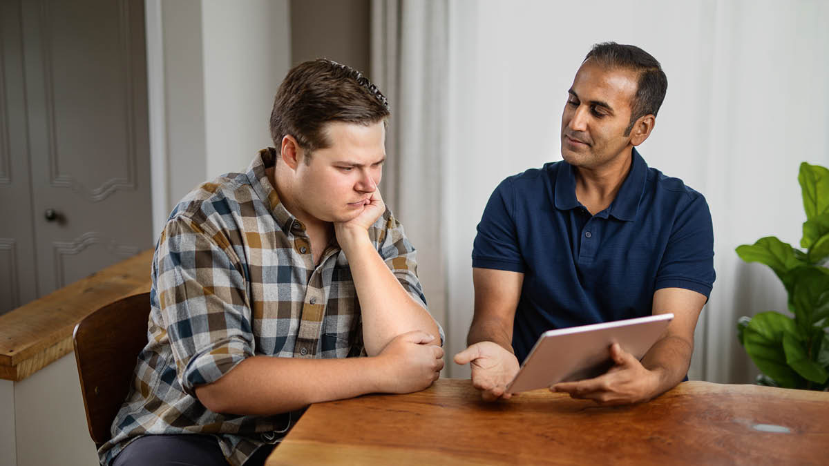 L’anziano dà al fratello dei consigli basati sulla Bibbia. Il fratello fa fatica ad accettarli.