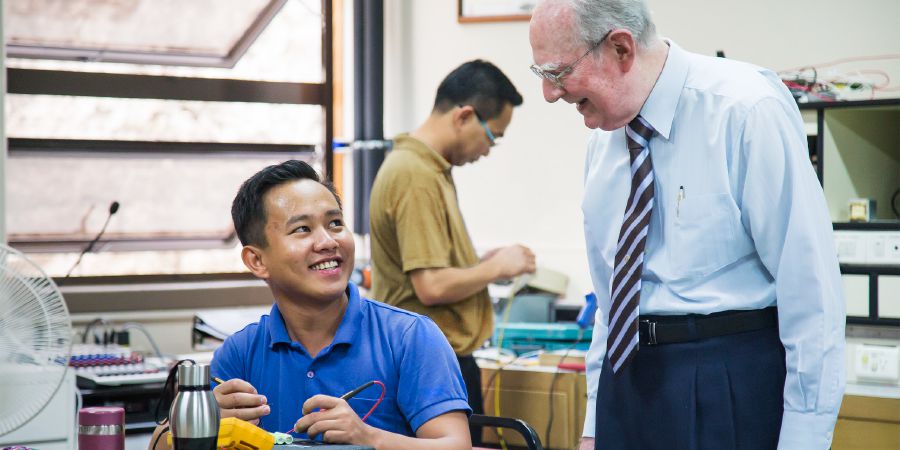 Denton Hopkinson nọ ọ be ta ẹme kẹ uzoge nọ ọ rrọ iruo Ebẹtẹle evaọ uwou ogha Philippines