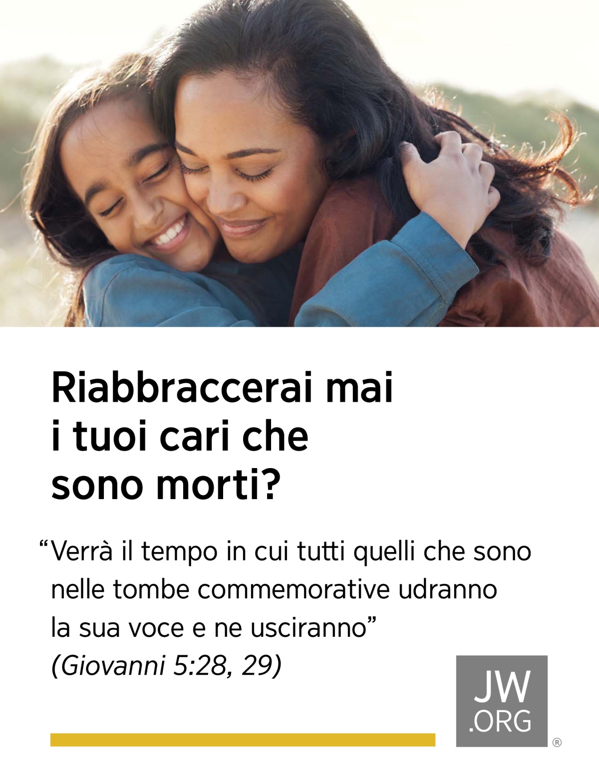In una giornata di sole una madre abbraccia sua figlia.
