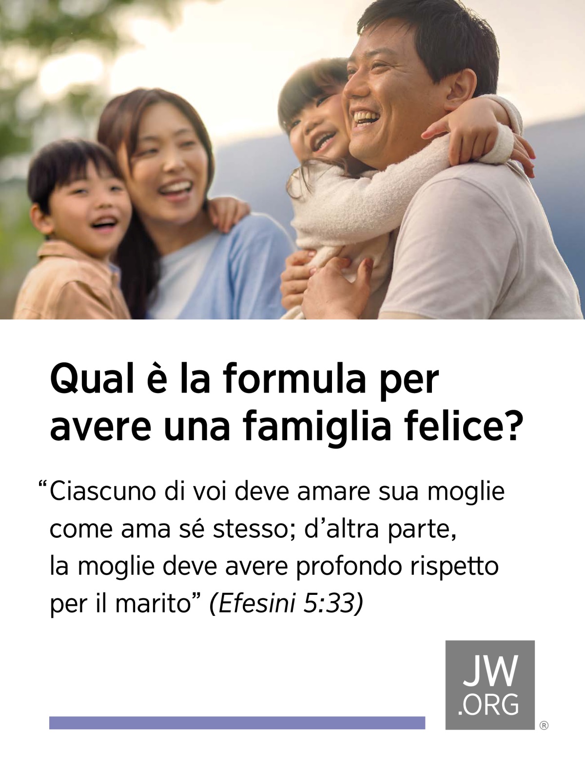 Una famiglia con due bambini è all’aperto. Il padre abbraccia la figlia e la madre abbraccia il figlio. Hanno tutti un’espressione felice.