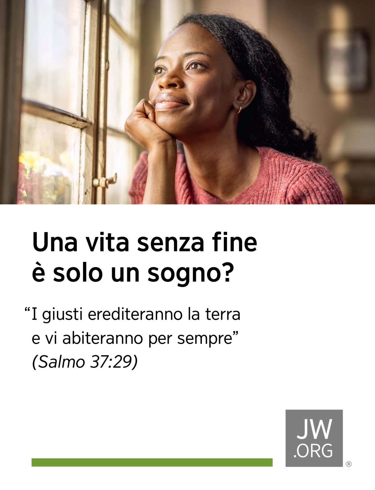 Una donna guarda serenamente fuori dalla finestra.