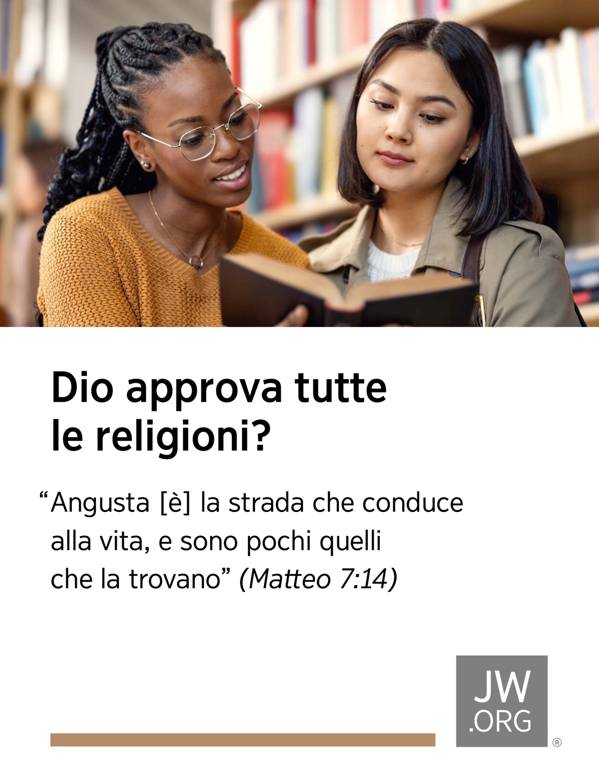 In una biblioteca due ragazze leggono con attenzione da un libro.