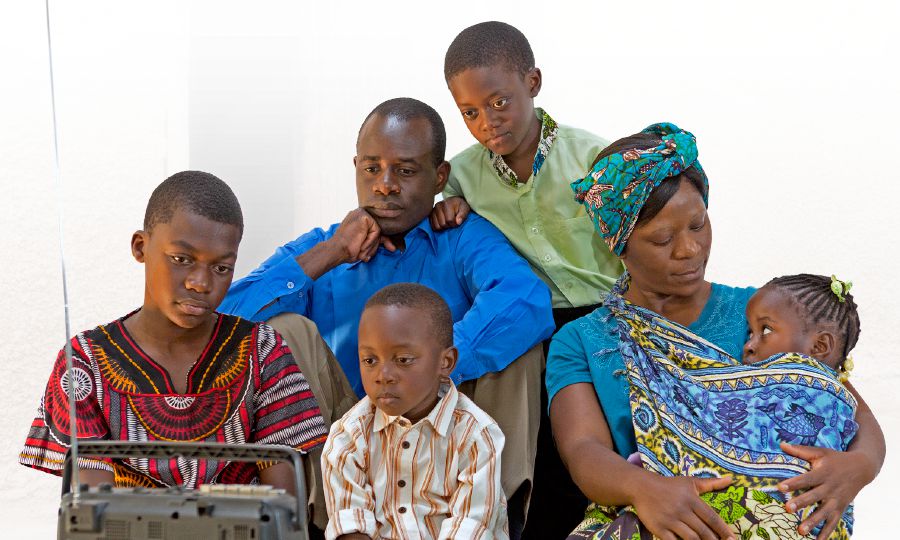 I componenti di una famiglia ascoltano scoraggiati le notizie