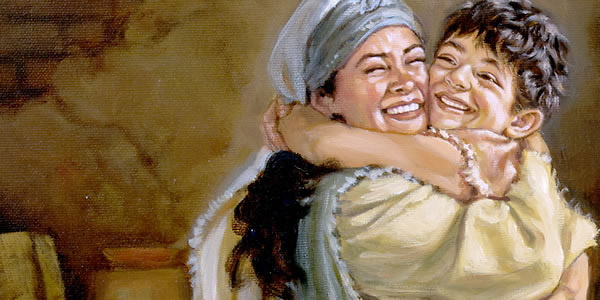 Una vedova abbraccia raggiante il figlio risuscitato.