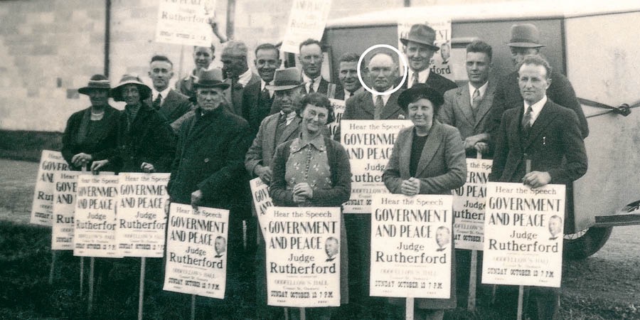 Il fratello Fred McAuley mentre partecipa con altri a una campagna per promuovere il discorso del 1939 del fratello Rutherford, dal tema ‘Governo e pace’.