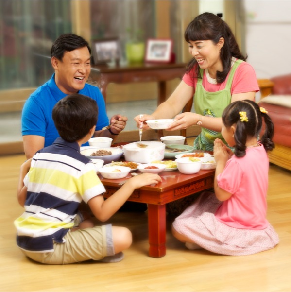 Famiglia che mangia insieme