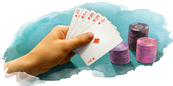 Una persona tiene in mano carte da gioco vicino a pile di gettoni da poker