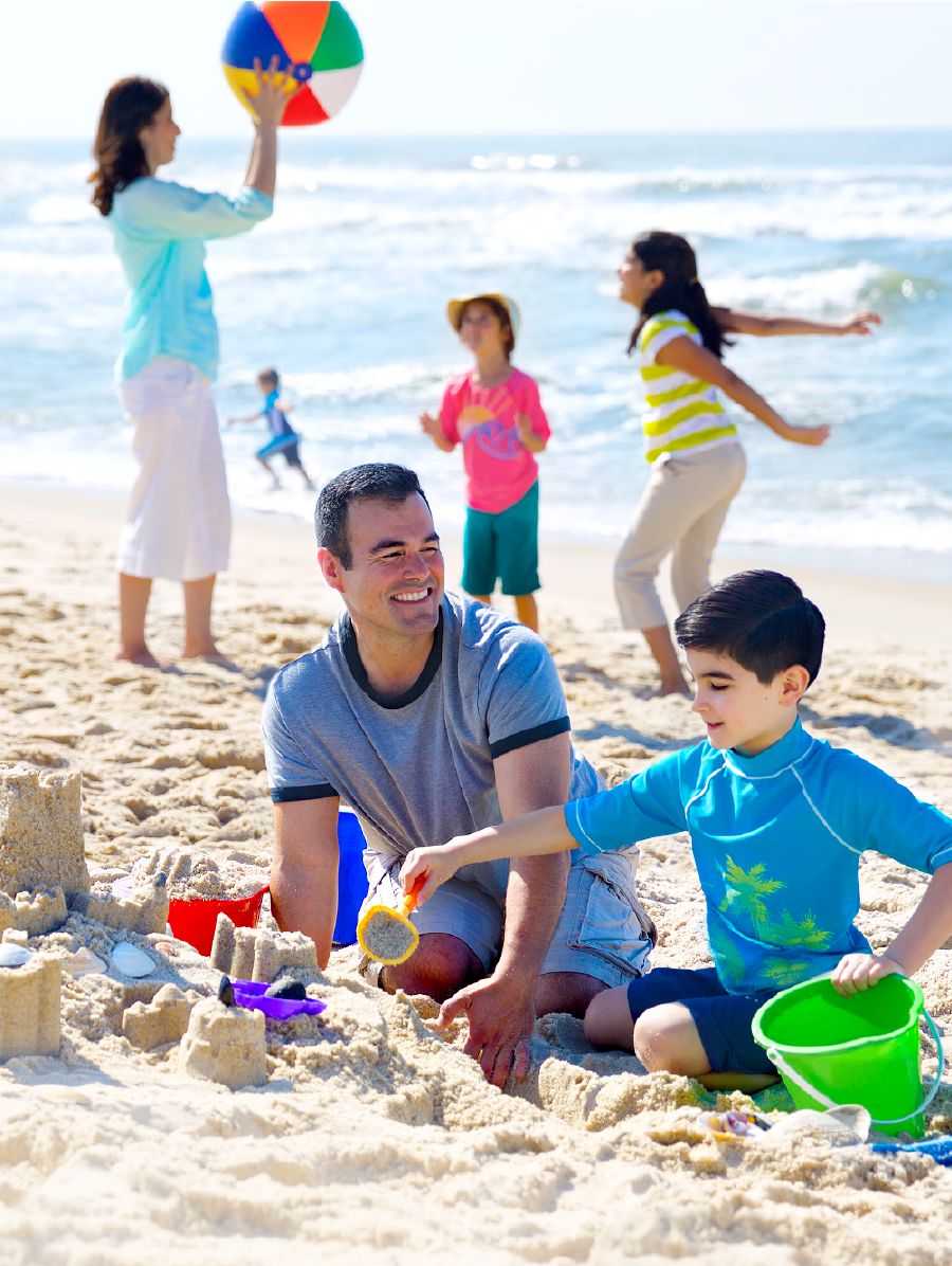 Una famiglia passa del tempo insieme in spiaggia