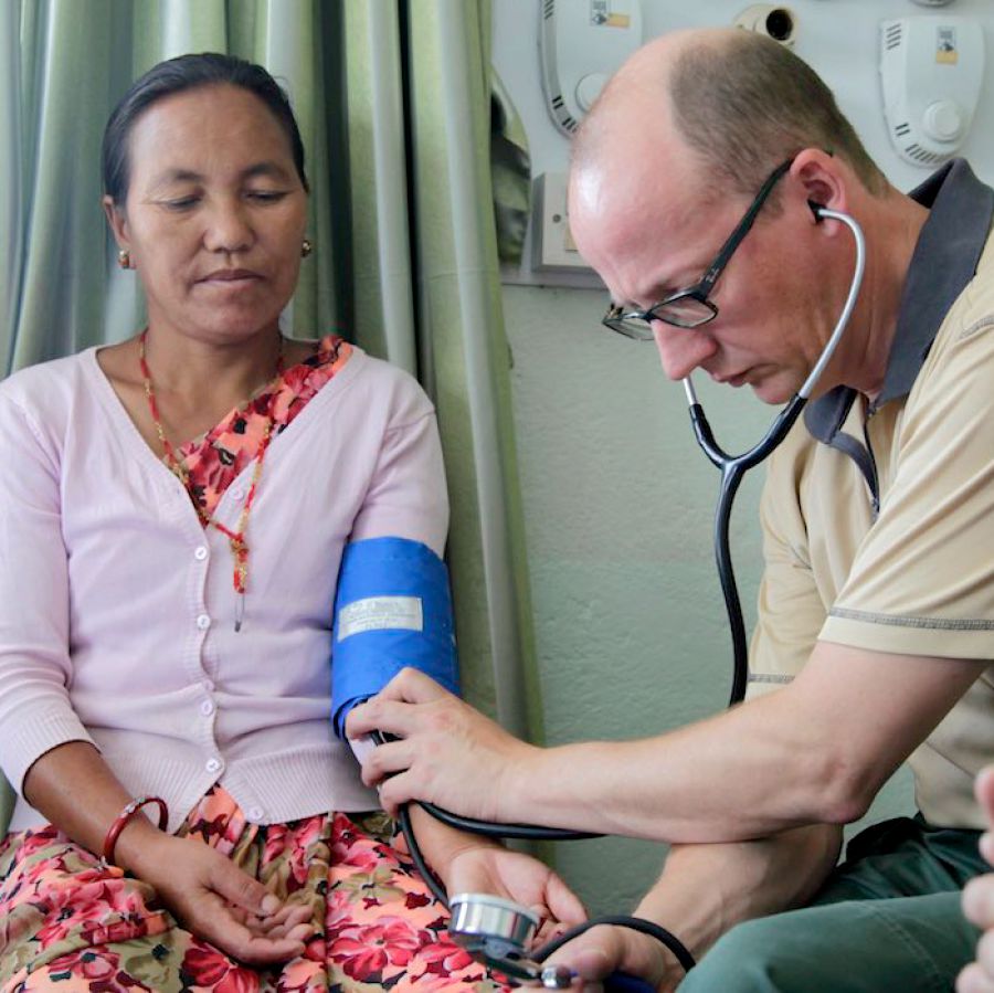 Un testimone di Geova dell’équipe medica venuta dall’Europa controlla la pressione a una vittima del terremoto in Nepal