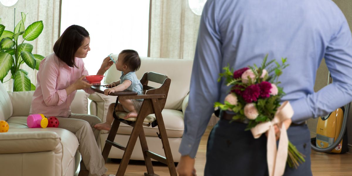 Un uomo sta per fare una sorpresa alla moglie con un mazzo di fiori