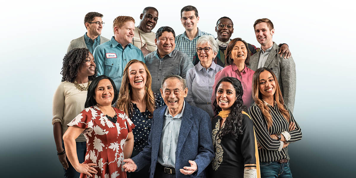 Un gruppo di persone sorridenti di varie età e nazionalità.