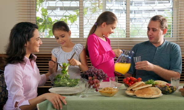 Famiglia consuma un pasto insieme