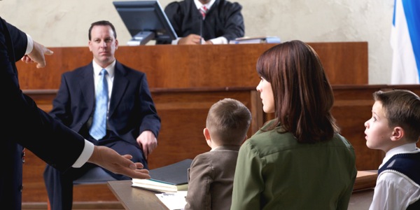 Uomo affronta un processo in tribunale in presenza della sua famiglia