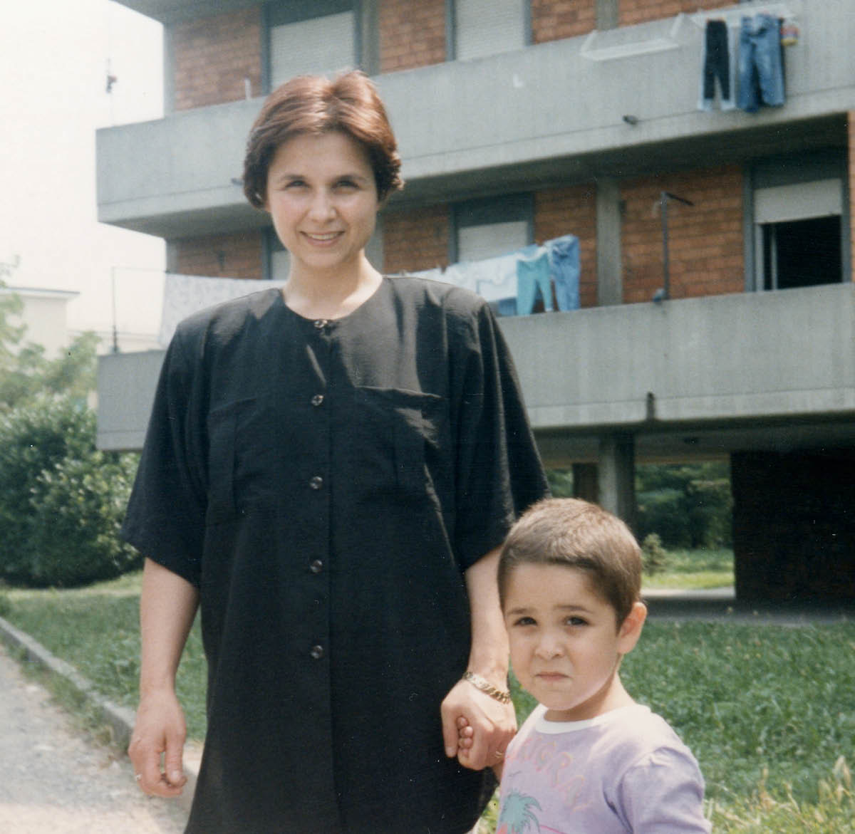 Virginia, prima di ammalarsi, tiene per mano suo figlio Alessandro.