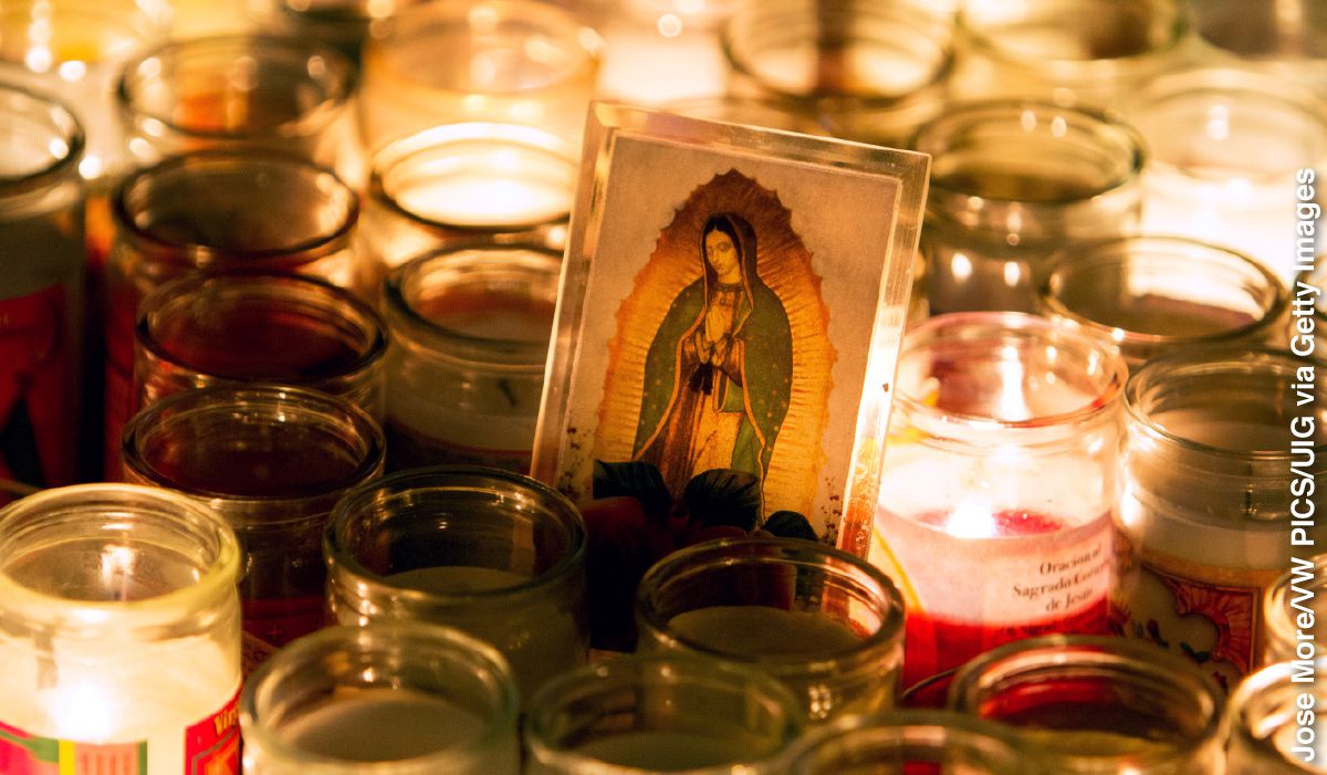 Candele accese intorno a un’immagine di Maria durante la Festa di Nostra Signora di Guadalupe