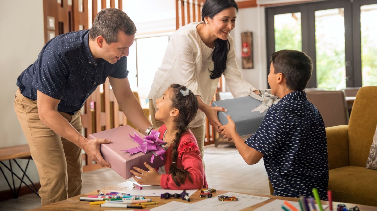 Due genitori fanno dei regali a sorpresa ai figli.