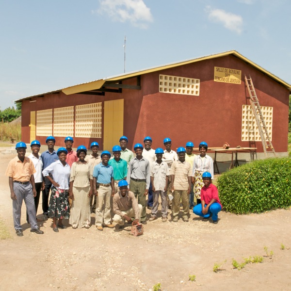 Volontari che partecipano alla costruzione di una Sala del Regno in Togo
