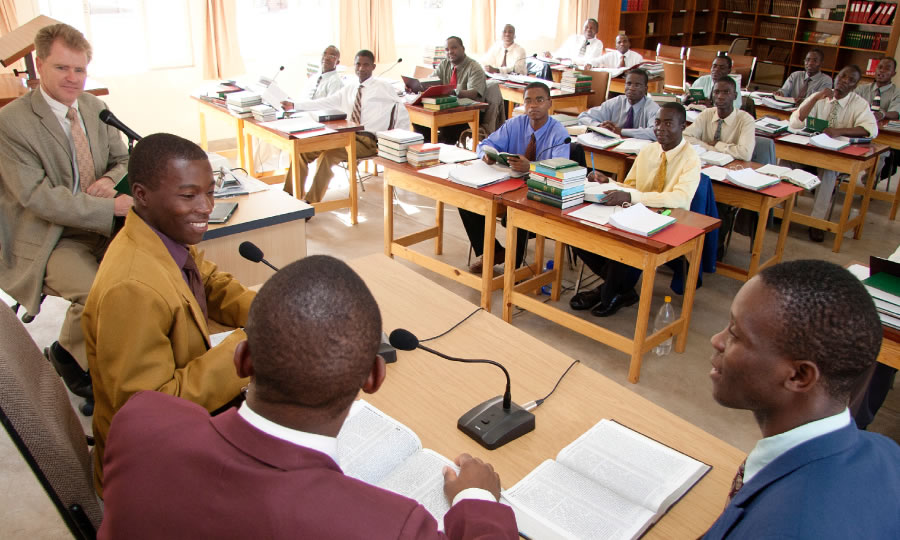La prima classe della Scuola di Addestramento per il Ministero in Malawi