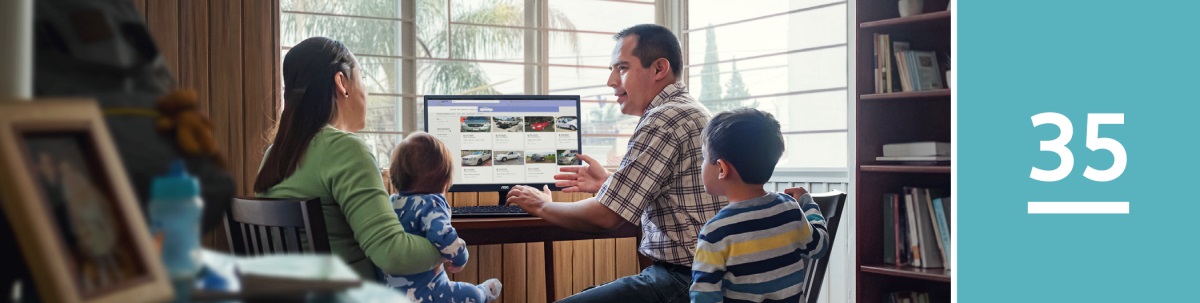 Lezione 35. Un marito guarda annunci di auto in vendita su Internet, e accanto a lui ci sono la moglie e i figli.