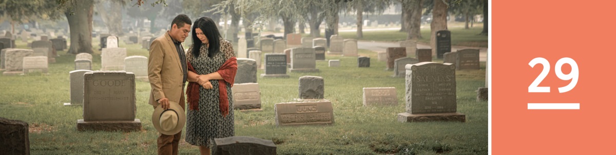 Lezione 29. Una coppia prega davanti a una lapide in un cimitero.