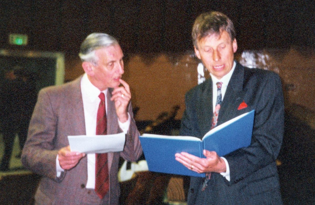 Miles Northover e David Merry rileggono delle annotazioni a un’assemblea.