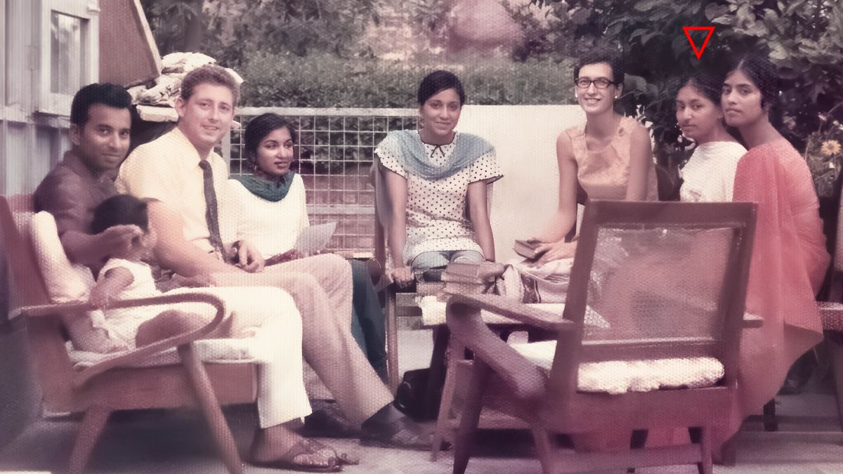 Kamal seduta all’aperto con altri sette fratelli e sorelle della congregazione di Chandigarh.
