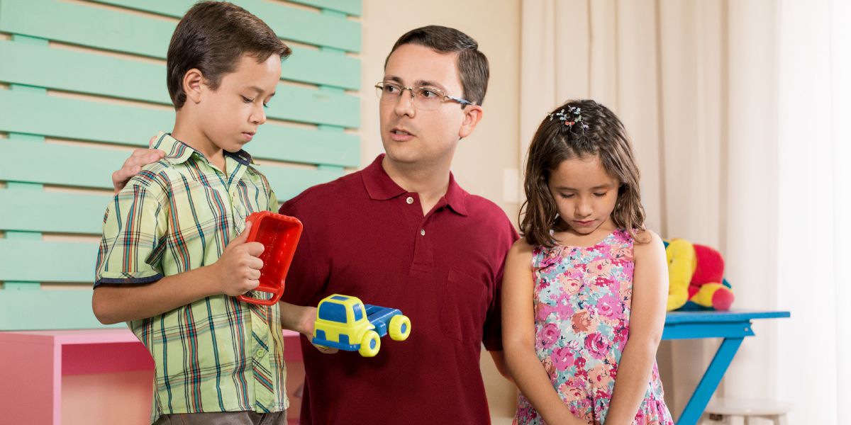 Un padre corregge i suoi figli con amore