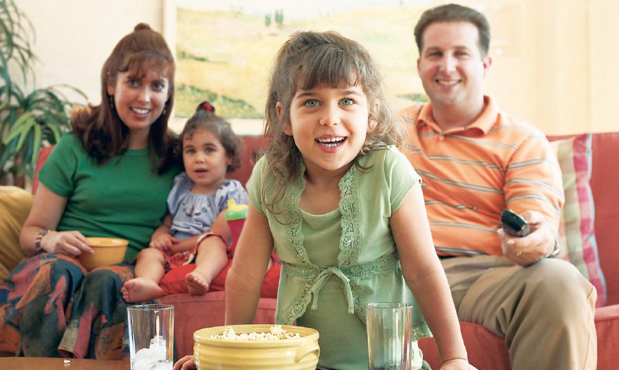 Una famiglia si diverte guardando la TV
