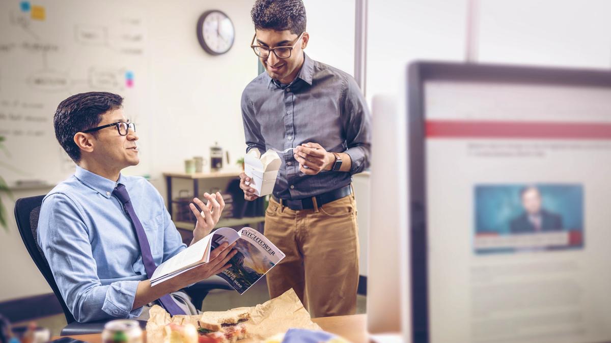 Un fratello dà testimonianza a un collega di lavoro durante la pausa pranzo.