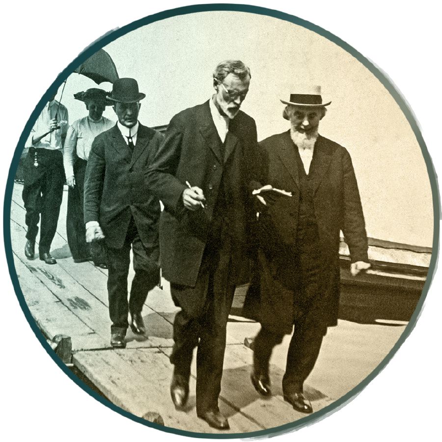 Charles Taze Russell con alcuni dei suoi collaboratori.