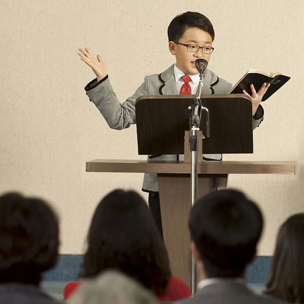 Bambino che pronuncia un discorso biblico